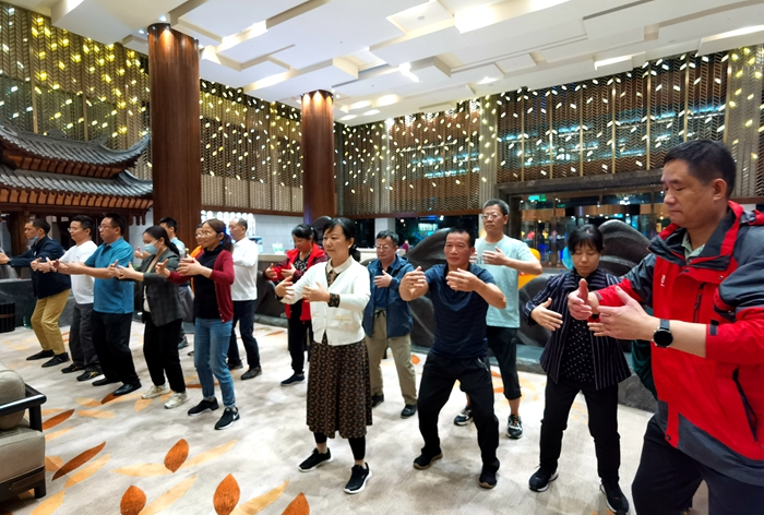 湘潭市太极拳协会会长现场教授太极.jpg
